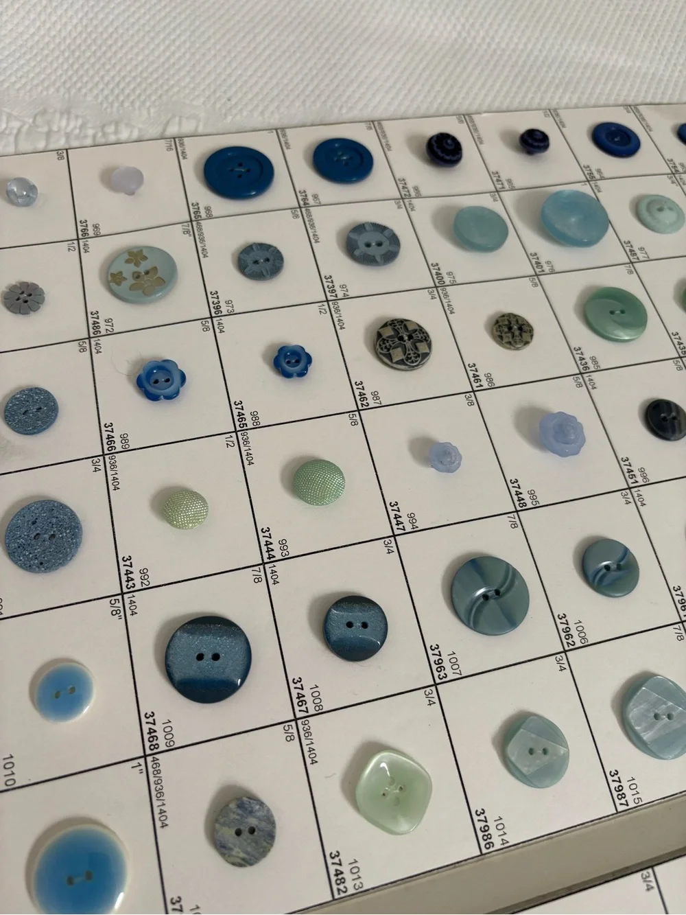 Vintage salesman sample button card collection 120 different buttons blue